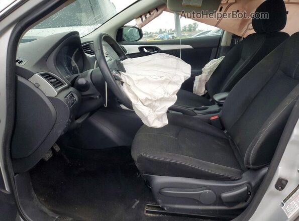 3N1AB7APXJY252237 2018 NISSAN SENTRA Серебряный Вид салона спереди