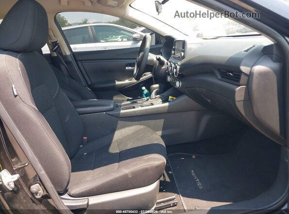 3N1AB8BV2NY206765 2022 NISSAN SENTRA Черный Вид салона спереди