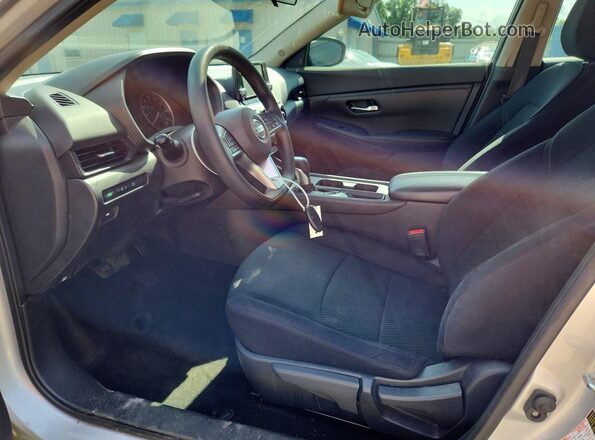 3N1AB8BV7MY257175 2021 NISSAN SENTRA Серебряный Вид салона спереди