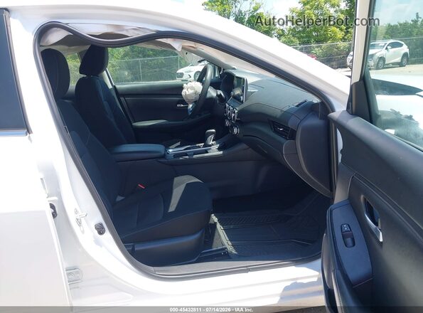 3N1AB8CV0RY273658 2024 NISSAN SENTRA Белый Вид салона спереди