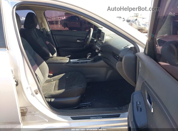 3N1AB8CV3PY225651 2023 NISSAN SENTRA Серебряный Вид салона спереди