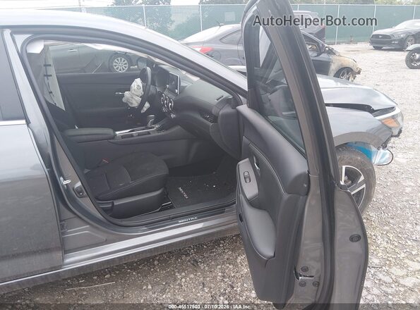3N1AB8CV4SY213405 2025 NISSAN SENTRA Gray Vista interior delantera