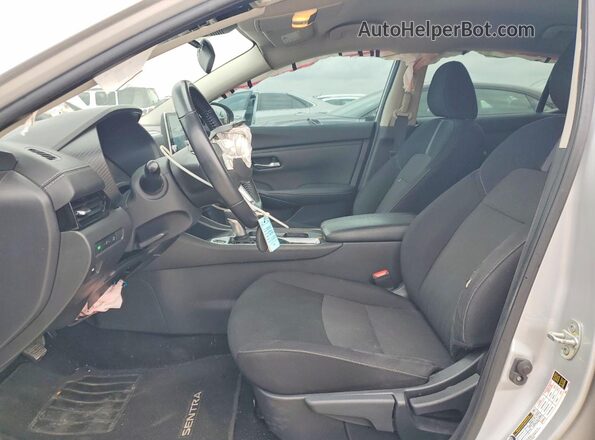 3N1AB8CV7NY243082 2022 NISSAN SENTRA Серебряный Вид салона спереди