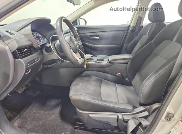 3N1AB8CV8PY303230 2023 NISSAN SENTRA Серебряный Вид салона спереди