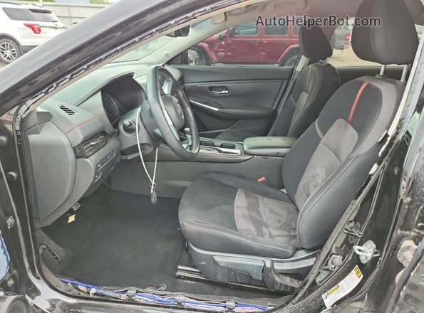 3N1AB8DV5NY310518 2022 NISSAN SENTRA Черный Вид салона спереди