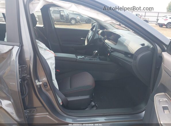 3N1AB9DV7TY293272 2026 NISSAN SENTRA Gray წინა სალონის ხედი