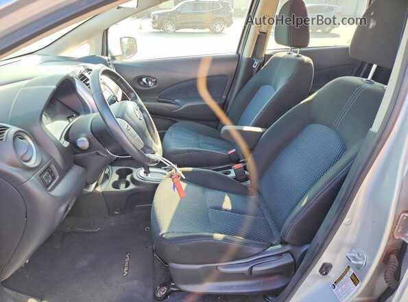 3N1CE2CP5HL365262 2017 NISSAN VERSA Серебряный Вид салона спереди