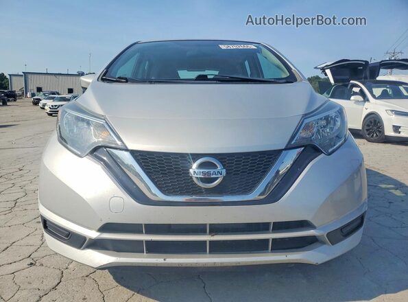 3N1CE2CP9JL357655 2018 NISSAN VERSA Серебряный Вид спереди