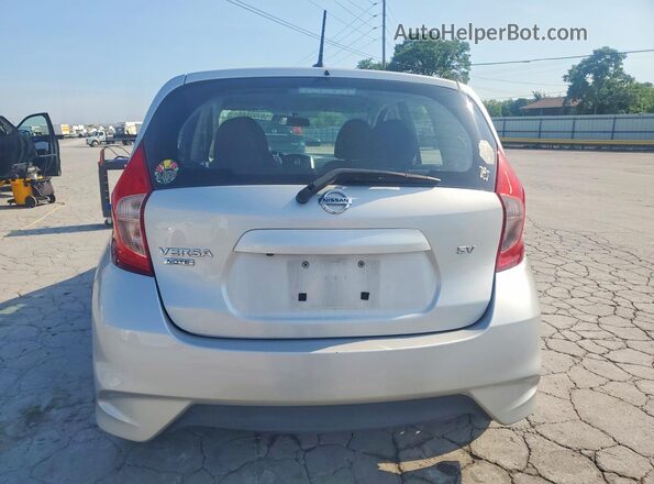 3N1CE2CP9JL357655 2018 NISSAN VERSA Серебряный Вид сзади