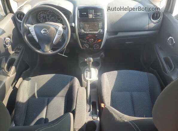 3N1CE2CP9JL357655 2018 NISSAN VERSA Серебряный Вид панели приборов