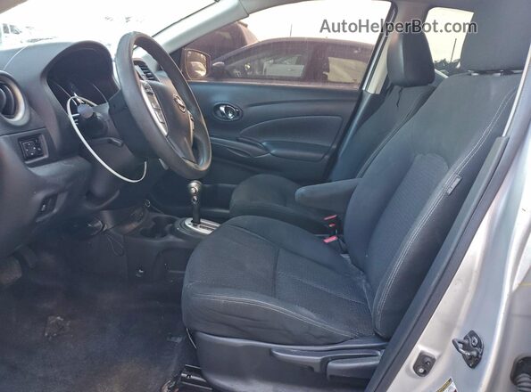 3N1CN7AP2HL803039 2017 NISSAN VERSA Silver Вид салону спереду