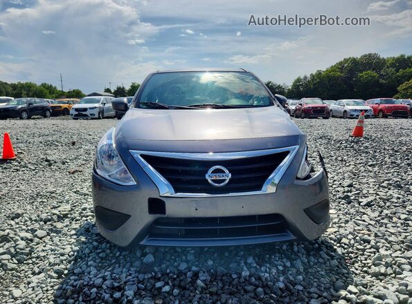3N1CN7AP2JL879138 2018 NISSAN VERSA Gray Widok z przodu