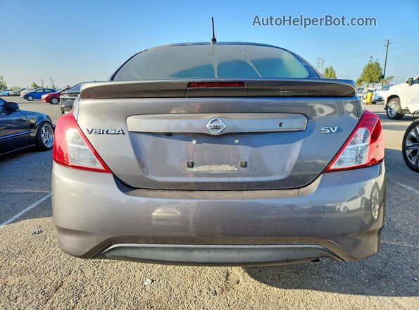 3N1CN7AP2JL885067 2018 NISSAN VERSA Gray Widok z tyłu