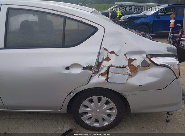 3N1CN7AP3HL822263 2017 NISSAN VERSA Silver Вид задньої частини салону