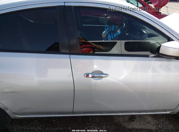 3N1CN7AP4JL867251 2018 NISSAN VERSA Silver Vista interior trasera