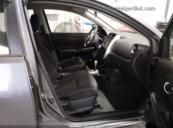 3N1CN7AP4JL876340 2018 NISSAN VERSA Silver Вид салону спереду