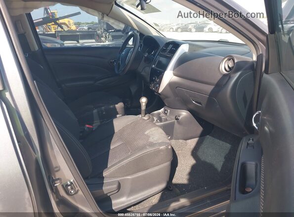 3N1CN7AP4KL811151 2019 NISSAN VERSA Серебряный Вид салона спереди