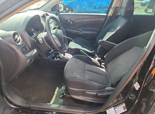3N1CN7AP8JL876440 2018 NISSAN VERSA Черный Вид салона спереди