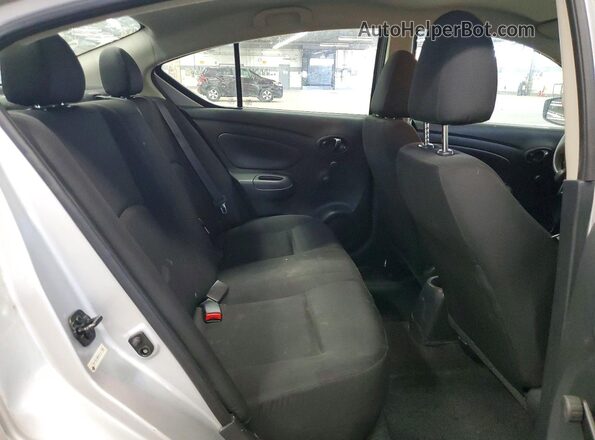 3N1CN7AP9KL832755 2019 NISSAN VERSA Silver Vista de los asientos traseros