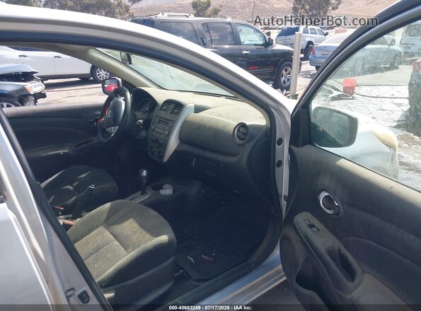 3N1CN7APXGL893152 2016 NISSAN VERSA Серебряный Вид салона спереди