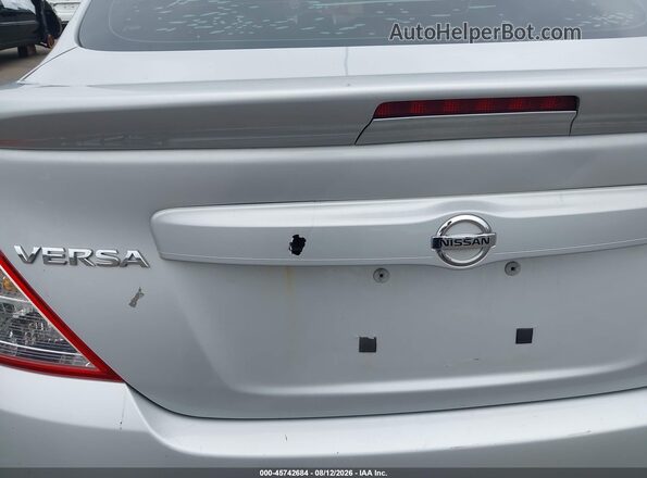 3N1CN7APXJL837638 2018 NISSAN VERSA Silver Դիմացի տեսք