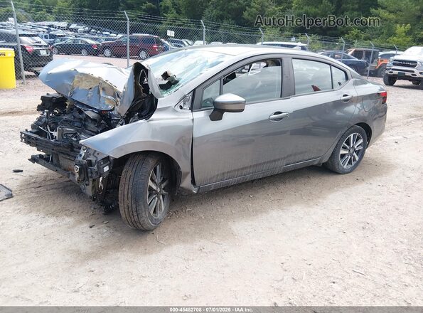 3N1CN8EV2ML869146 2021 NISSAN VERSA Pewter Vista tres cuartos delantera izquierda