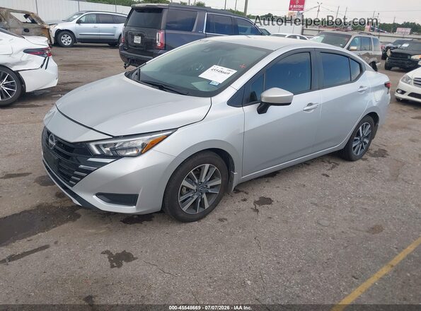 3N1CN8EV2SL849122 2025 NISSAN VERSA Silver Vista tres cuartos delantera izquierda