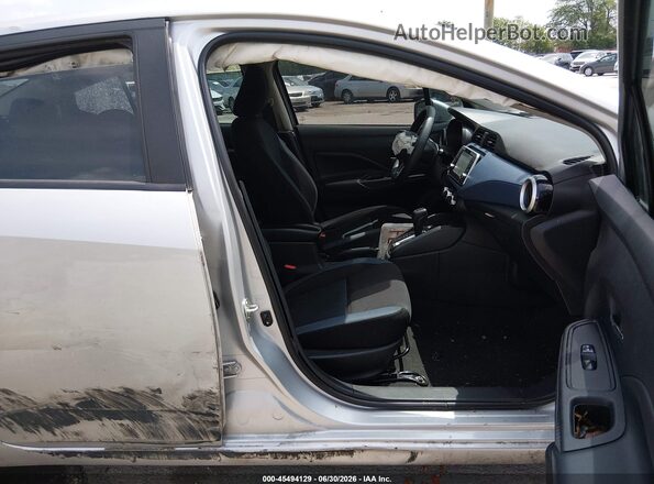3N1CN8EV3PL862260 2023 NISSAN VERSA Серебряный Вид салона спереди