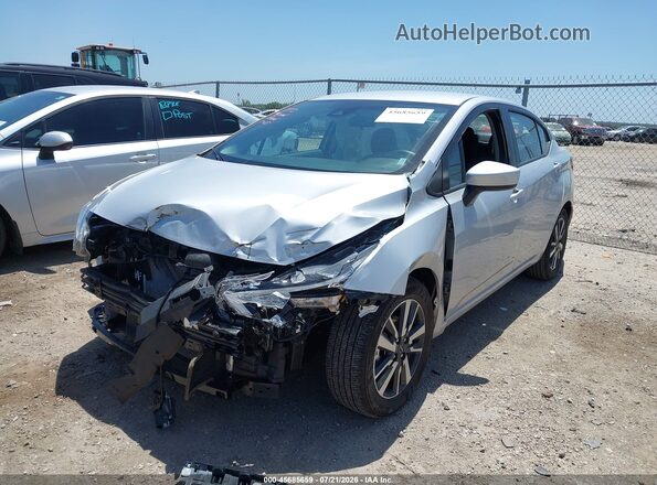 3N1CN8EV4SL866519 2025 NISSAN VERSA Silver Առջևի ձախ երեք քառորդ տեսարան