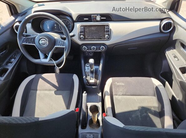 3N1CN8EV5ML893117 2021 NISSAN VERSA Silver Vista del salpicadero