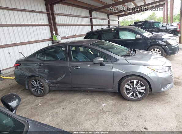 3N1CN8EV5SL853732 2025 NISSAN VERSA Gray Vista interior trasera