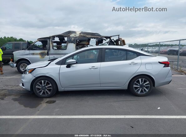 3N1CN8EV6ML884913 2021 NISSAN VERSA Silver Widok wnętrza 360 stopni