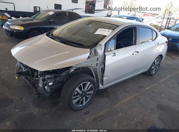 3N1CN8EV7SL826001 2025 NISSAN VERSA Silver Передня ліва чверть