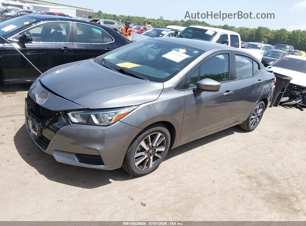 3N1CN8EV8ML826642 2021 NISSAN VERSA Gray Vista tres cuartos delantera izquierda