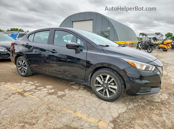 3N1CN8EV9ML869290 2021 NISSAN VERSA Черный Передняя правая четверть