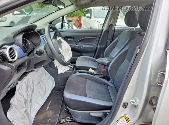 3N1CN8EVXPL847898 2023 NISSAN VERSA Серебряный Вид салона спереди