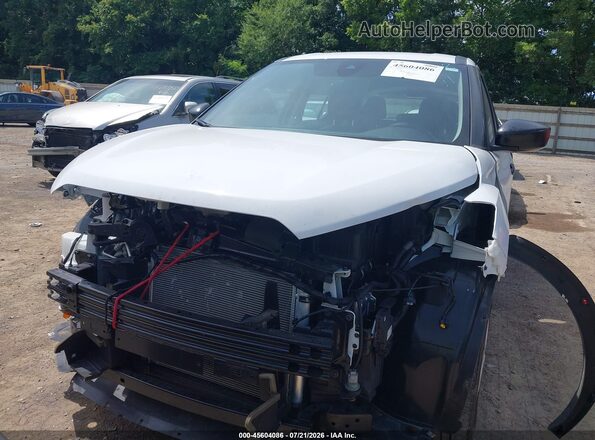 3N1CP5BV1RL548400 2024 NISSAN KICKS White Widok wnętrza z tyłu