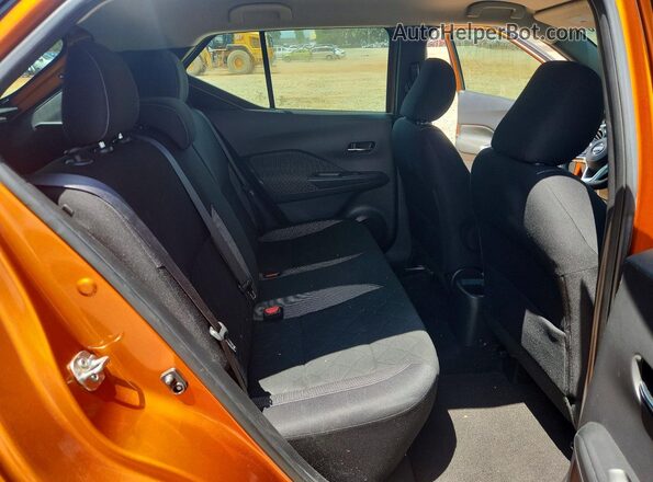 3N1CP5CU3JL528224 2018 NISSAN KICKS Orange Rear interior view