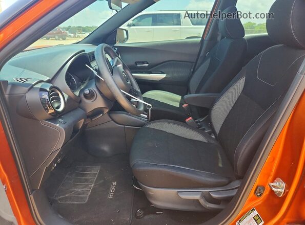 3N1CP5CU3JL528224 2018 NISSAN KICKS Orange Front interior view