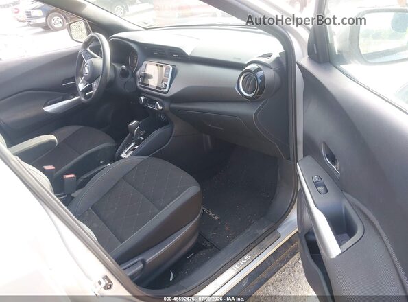 3N1CP5CU3KL534056 2019 NISSAN KICKS Silver Front interior view