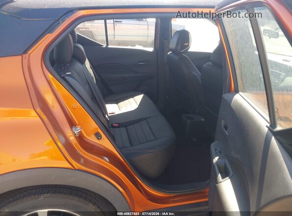 3N1CP5CU4JL506328 2018 NISSAN KICKS Orange Widok naklejki z numerem VIN