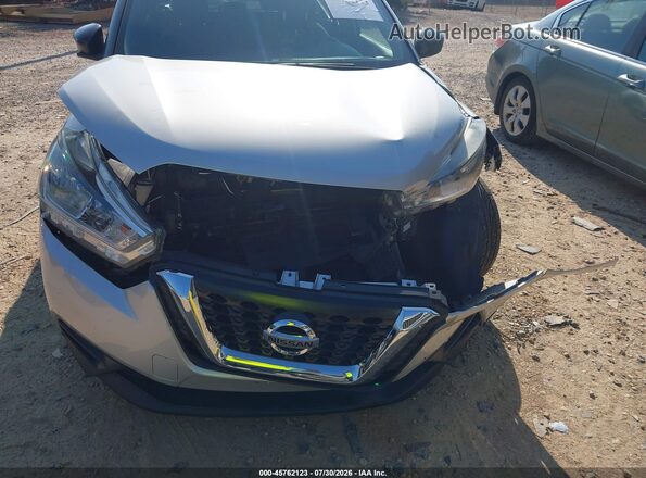 3N1CP5CU4JL516079 2018 NISSAN KICKS Silver Widok z przodu