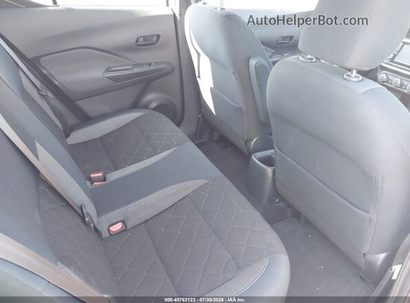 3N1CP5CU4JL516079 2018 NISSAN KICKS Silver Widok naklejki z numerem VIN