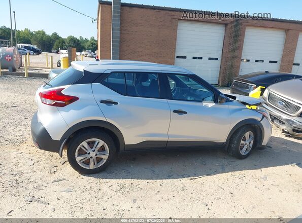 3N1CP5CU4JL516079 2018 NISSAN KICKS Silver Widok wnętrza z tyłu