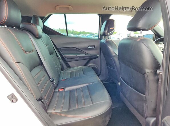 3N1CP5CU4JL545999 2018 NISSAN KICKS White Rear interior view