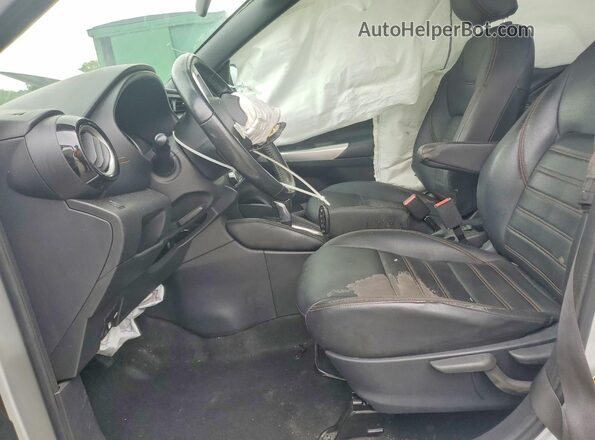 3N1CP5CU4KL511112 2019 NISSAN KICKS Silver Front interior view