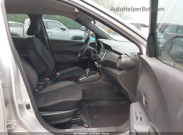 3N1CP5CU6JL542442 2018 NISSAN KICKS Серебряный Вид салона спереди
