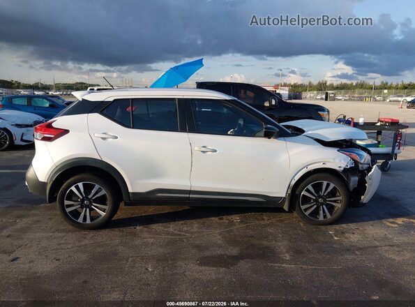 3N1CP5CUXJL535705 2018 NISSAN KICKS White Widok wnętrza z tyłu
