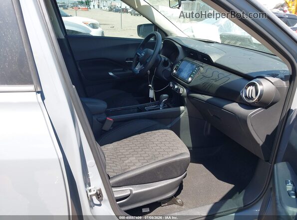 3N1CP5CV0PL523158 2023 NISSAN KICKS Серый Вид салона спереди