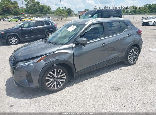 3N1CP5CV3PL518827 2023 NISSAN KICKS Серый Передняя левая четверть